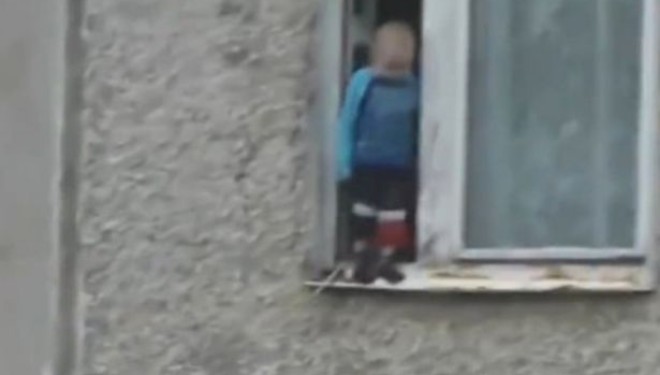 Prindërit e këtij fëmije janë më të papërgjegjshmit në botë (Video)