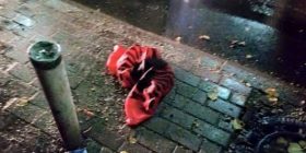 Shqiptarët përdhosin flamurin kombëtar pas humbjes (FOTO)