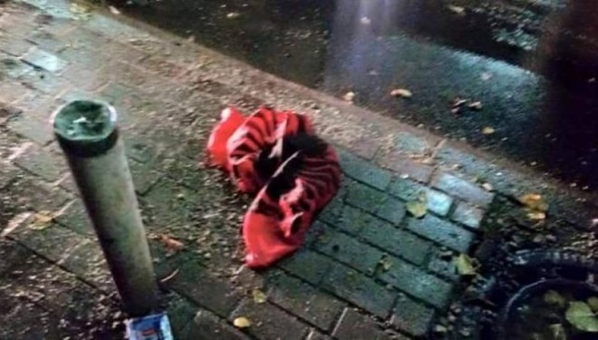 Shqiptarët përdhosin flamurin kombëtar pas humbjes (FOTO)