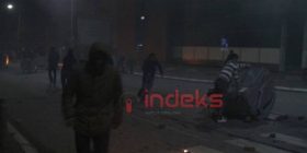 Vazhdon përleshja me policinë, merr flakë një veturë (Foto)