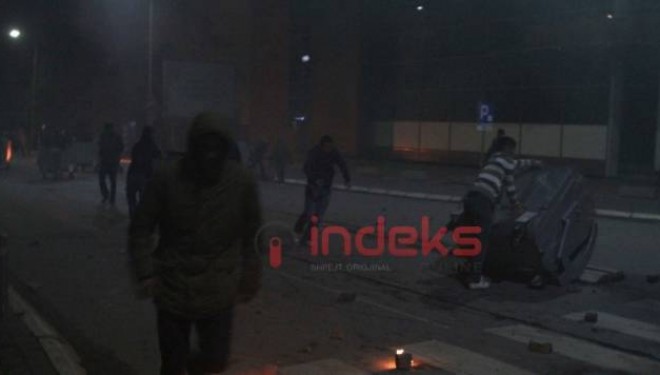 Vazhdon përleshja me policinë, merr flakë një veturë (Foto)