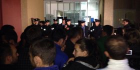 Eskalon situata: Policia konfrontohet me protestuesit