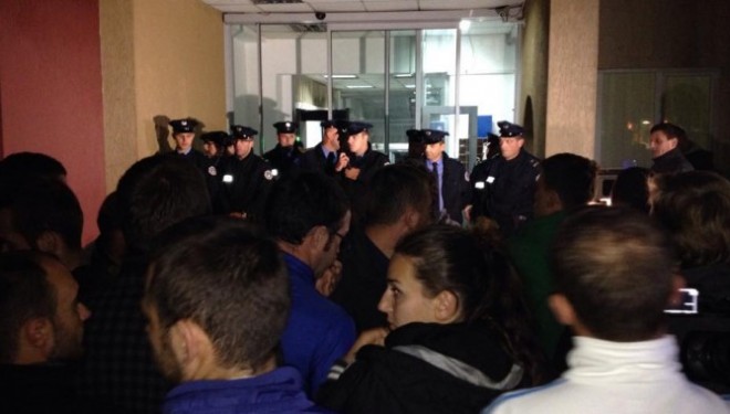 Eskalon situata: Policia konfrontohet me protestuesit