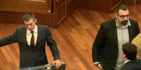 Veseli: Organet e sigurisë të japin përgjegjësi për futjen e drogës, alkoolit, gazit e vezëve në Kuvend