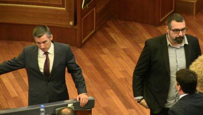 Veseli: Organet e sigurisë të japin përgjegjësi për futjen e drogës, alkoolit, gazit e vezëve në Kuvend