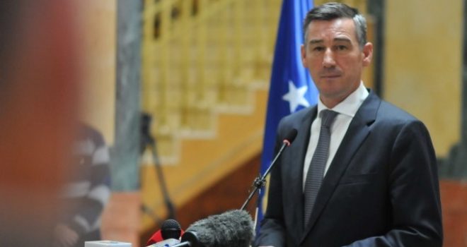 Kadri Veseli: Le të ndëshkohen politikanët me viza, e jo qytetarët