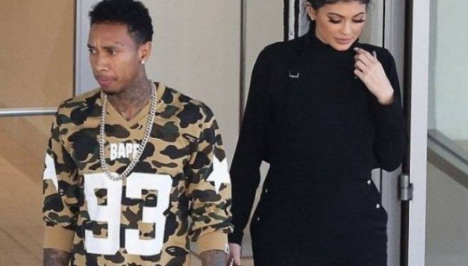 Kylie Jenner shkëlqen me të zeza (Foto)