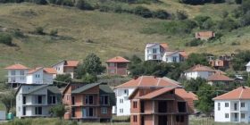 Qeveria serbe ka blerë mbi 350 shtëpi të shqiptarëve në veri
