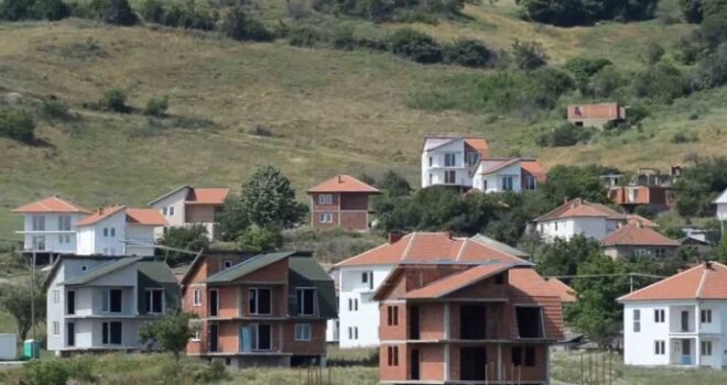 Qeveria serbe ka blerë mbi 350 shtëpi të shqiptarëve në veri