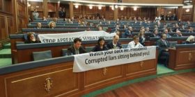 Vetëvendosje me parulla politike para presidentit austriak në Kuvendin e Kosovës