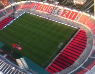 Kënga bashkon shqiptarët e serbët, koncert para ndeshjes në Elbasan Arena