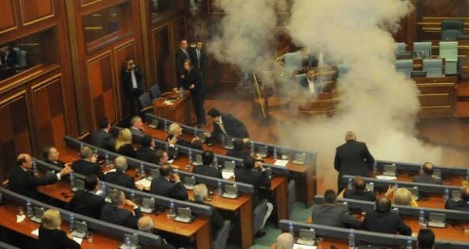 Pa filluar seanca, gaz lotsjellës në sallën e Kuvendit