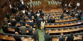 21 deputetë dorëzuan mandatet, 8 braktisën subjektet politike