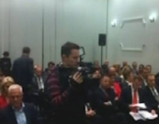 Situatë e jashtëzakonshme: Seanca vazhdon në një sallë tjetër (VIDEO)