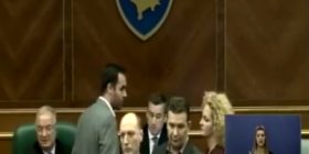 Momenti kur Glauk Konjufca ia marr mikrofonin Kadri Veselit (VIDEO)