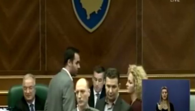 Momenti kur Glauk Konjufca ia marr mikrofonin Kadri Veselit (VIDEO)