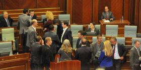 Opozita sulmon me shishe dhe gota kryeparlamentarin, Qeverinë dhe ministrat (VIDEO)