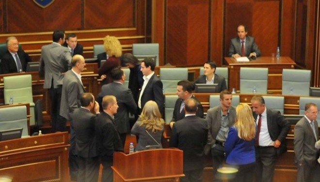 Opozita sulmon me shishe dhe gota kryeparlamentarin, Qeverinë dhe ministrat (VIDEO)