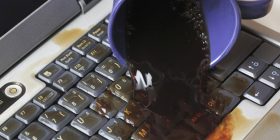 T’u derdh kafja apo uji mbi laptop: Po tani çfarë të bëjmë? (Foto)