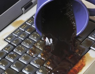 T’u derdh kafja apo uji mbi laptop: Po tani çfarë të bëjmë? (Foto)