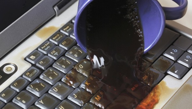 T’u derdh kafja apo uji mbi laptop: Po tani çfarë të bëjmë? (Foto)