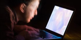 Nëse keni shikuar porno në internet, përgatituni që e gjithë bota ta kuptojë këtë (Foto +18)