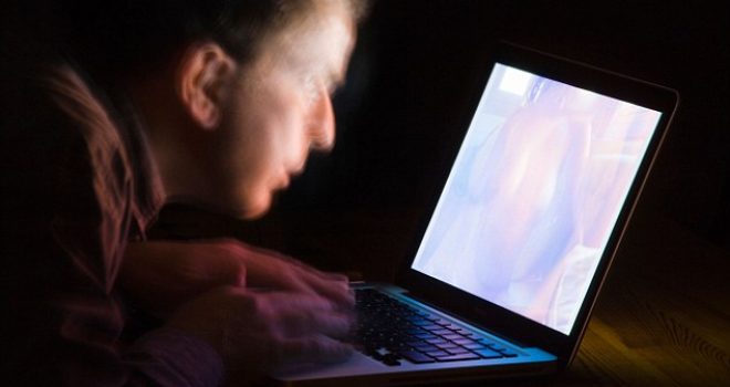Nëse keni shikuar porno në internet, përgatituni që e gjithë bota ta kuptojë këtë (Foto +18)