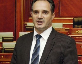 Hasani: Ministri Bajrami i përfshirë në lojërat për shkarkimin e rektorit