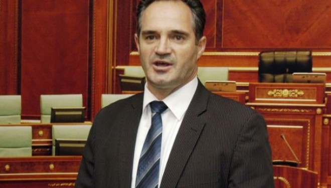 Hasani: Ministri Bajrami i përfshirë në lojërat për shkarkimin e rektorit