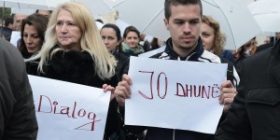 Fillon marshi i shoqërisë civile kundër dhunës në Kuvend (Foto)