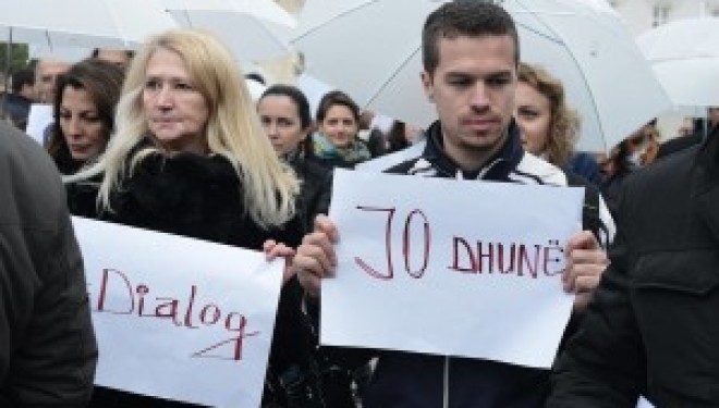 Fillon marshi i shoqërisë civile kundër dhunës në Kuvend (Foto)