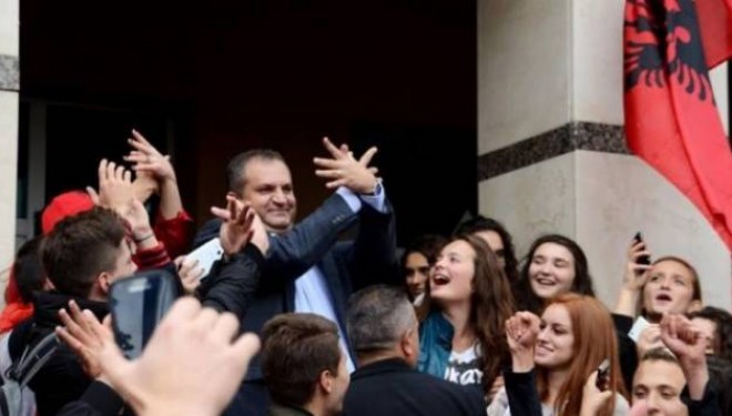 MASHT i reagon Shpend Ahmetit: Mos abuzo me nxënësit e shkollave