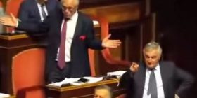 Politikanët ‘ngacmuan’ kolegen me mimika të seksit oral, përjashtohen nga Parlamenti (Video)