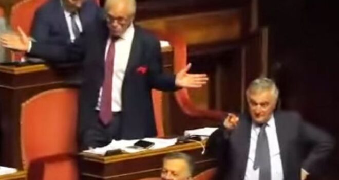 Politikanët ‘ngacmuan’ kolegen me mimika të seksit oral, përjashtohen nga Parlamenti (Video)
