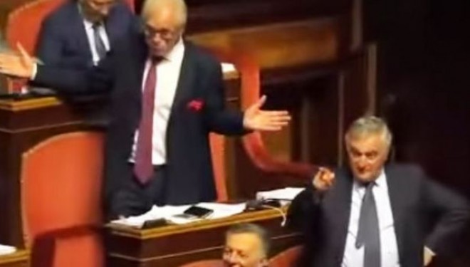 Politikanët ‘ngacmuan’ kolegen me mimika të seksit oral, përjashtohen nga Parlamenti (Video)