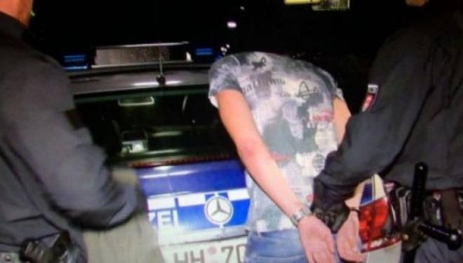 Rrahje masive në mes të refugjatëve nga Shqipëria dhe Afganistani