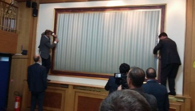 Opozita shqyen letrat mbi pikturat që u mbuluan me kërkesë të serbëve