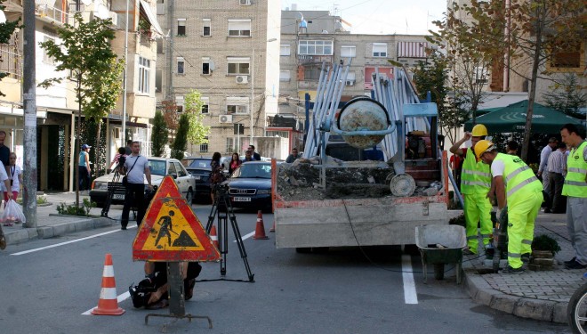 Foto-lajm: Paradoksi me parkimin e veturave në Tiranë