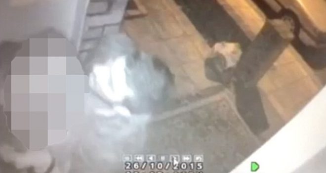 Tentojnë ta përdhunojnë në prag të derës (Video)