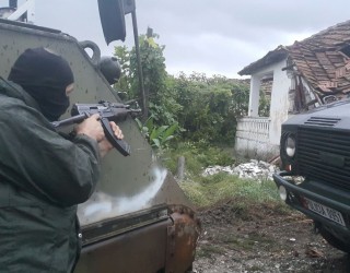 Ekzekutohet vrasësi i nënkomisarit të FNSH-së pas 12 orësh rrethim (Foto)