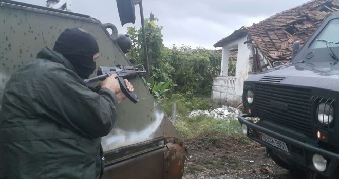 Ekzekutohet vrasësi i nënkomisarit të FNSH-së pas 12 orësh rrethim (Foto)