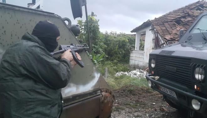 Ekzekutohet vrasësi i nënkomisarit të FNSH-së pas 12 orësh rrethim (Foto)