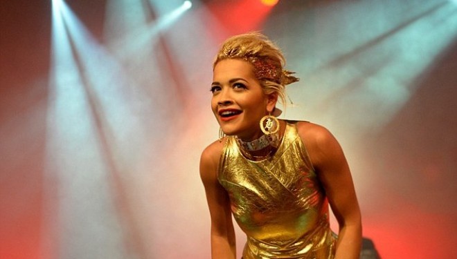 Ylli i muzikes botnore, Rita Ora uron “Gjurmet”: “Well done Gjurmet!” (Foto)