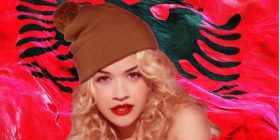 Rita Ora ka gati biletën për ndeshjen Shqipëri –Serbi, vjen në Elbasan Arena (Foto)