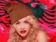 Rita Ora ka gati biletën për ndeshjen Shqipëri –Serbi, vjen në Elbasan Arena (Foto)