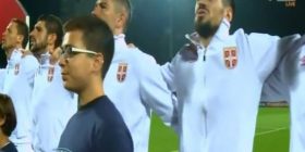 Tifozët shqiptarë fishkëllejnë himnin e Serbisë (Video)