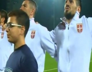Tifozët shqiptarë fishkëllejnë himnin e Serbisë (Video)