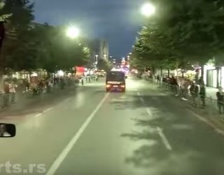 Flamuri kuqezi valon në autobusin e serbëve (Foto-Video)