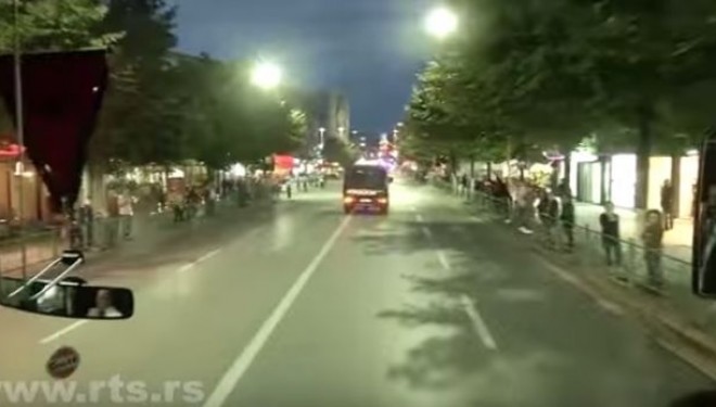 Flamuri kuqezi valon në autobusin e serbëve (Foto-Video)
