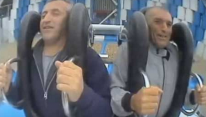 E paparë, ja çfarë bëjnë dy shqiptarë në park lojërash (Video)